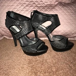 Simply Vera open-toed black pumps